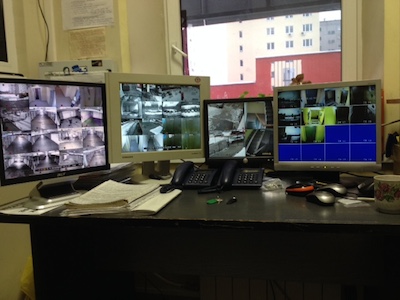 Камеры видеонаблюдения на посту охраны в ТСЖ