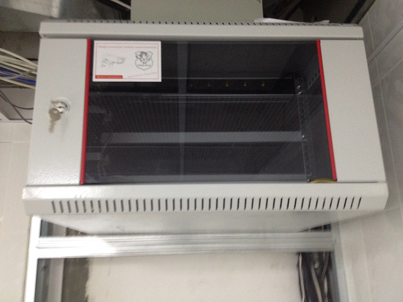 Серверный шкаф ЦМО - доступное решение для установки различного оборудования. Активное охлаждение обеспечивает мощный блок из 2х кулеров, со встроенным датчиком температуры